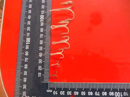 APPROXIMATELY 500 3 ANGLE HOOKS (NEVER BEEN USED)